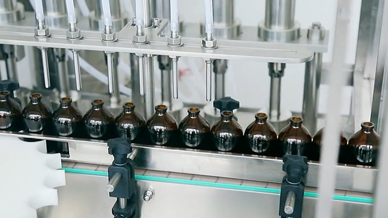 哪些商品是由自动液体灌装机灌装的？ 