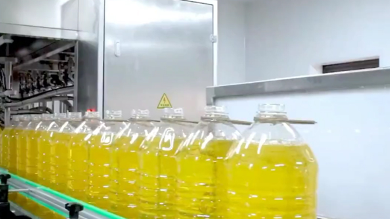哪些商品是由自动液体灌装机灌装的？ 