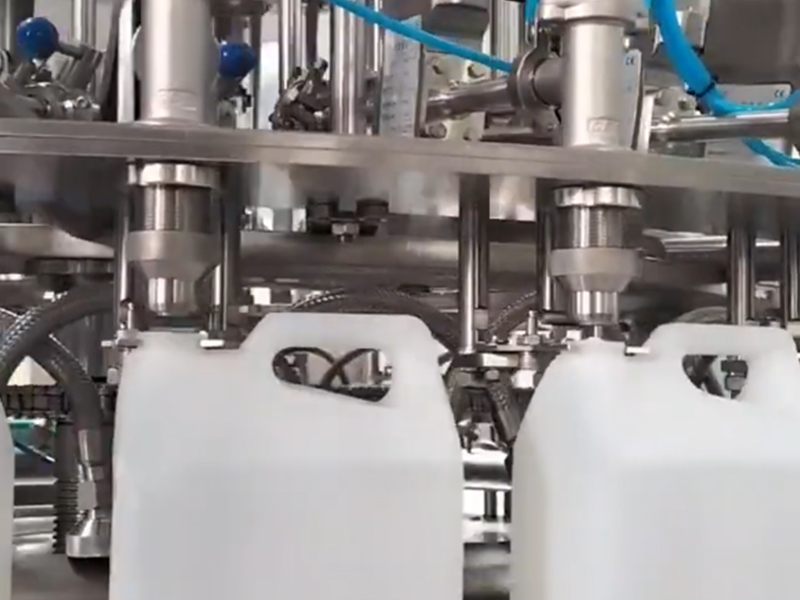 全自动液体定量灌装机:精准与效能的结合 全自动液体定量灌装机:精准与效能的结合